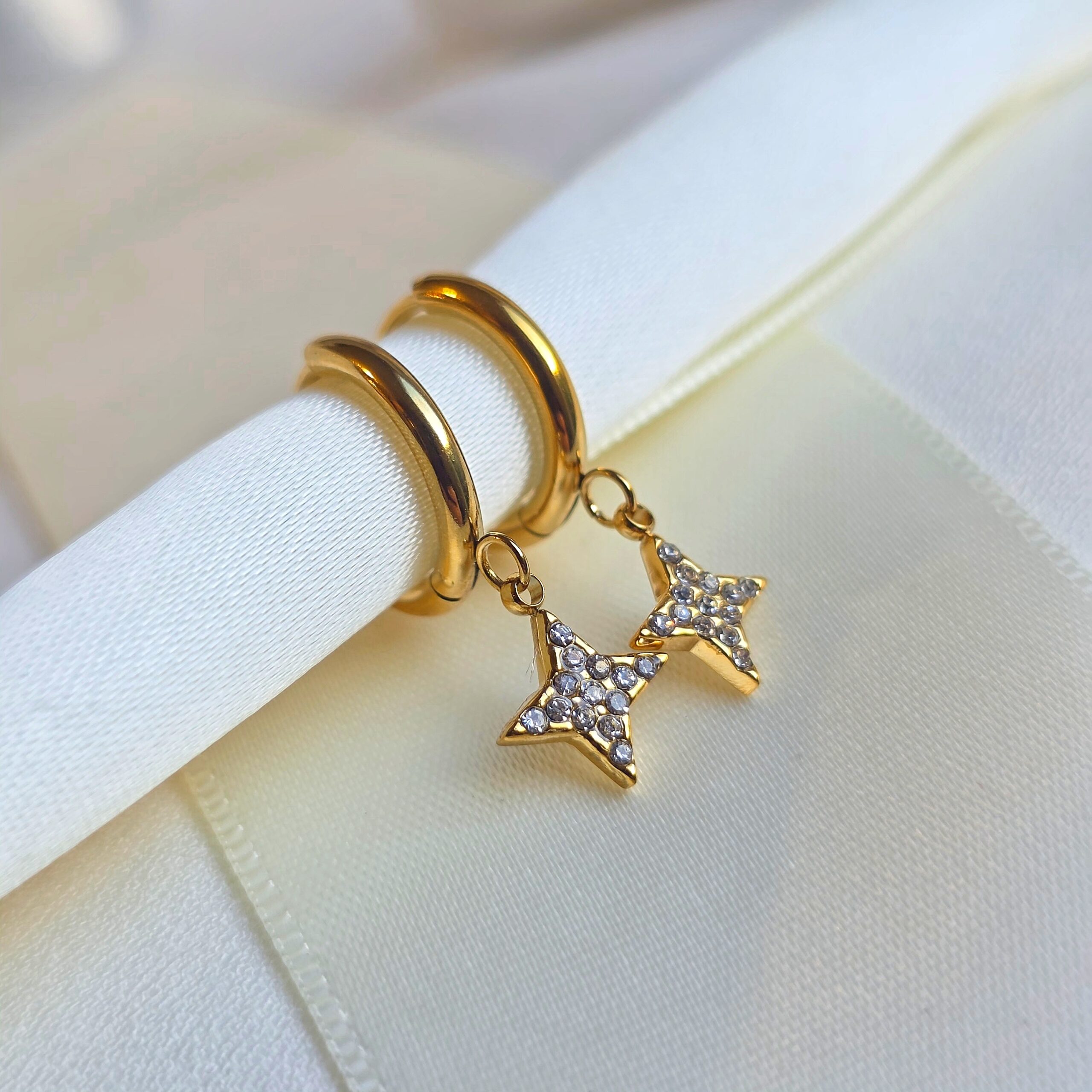 Boucles d'oreilles Créoles plaqué Or 14K" Étoiles-ELORA" – Image 2