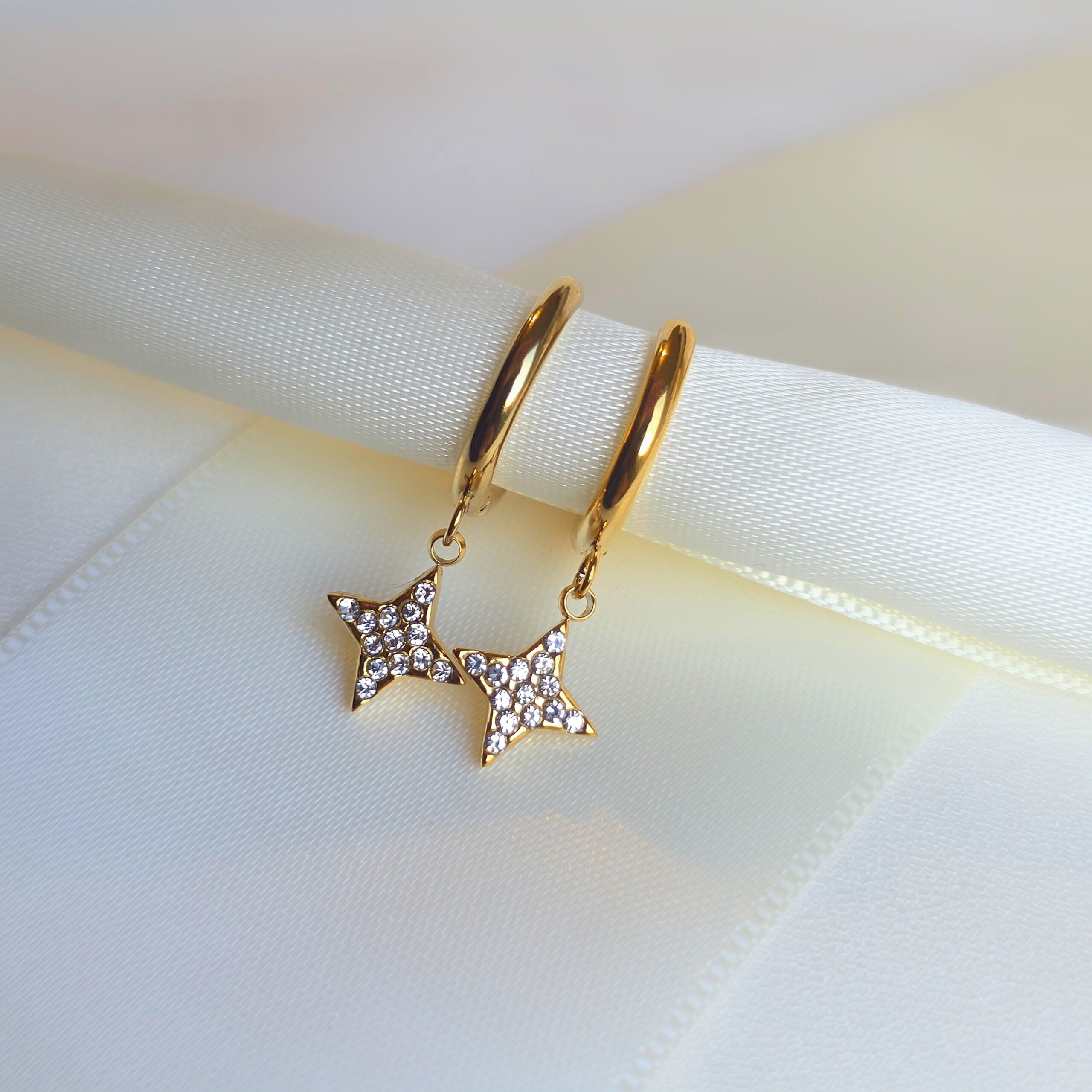 Boucles d'oreilles Créoles plaqué Or 14K" Étoiles-ELORA" – Image 3